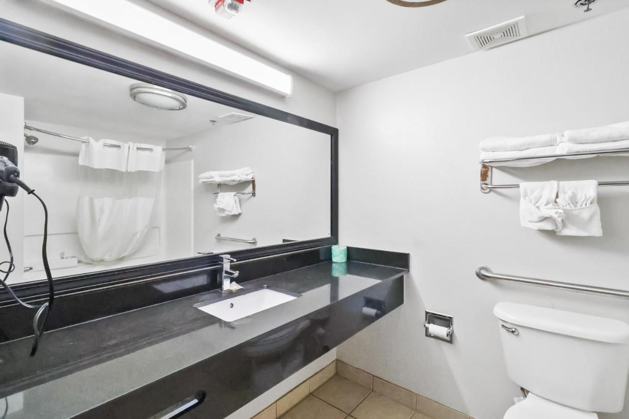 Red Roof Inn & Suites Fayetteville-Fort Bragg Zewnętrze zdjęcie