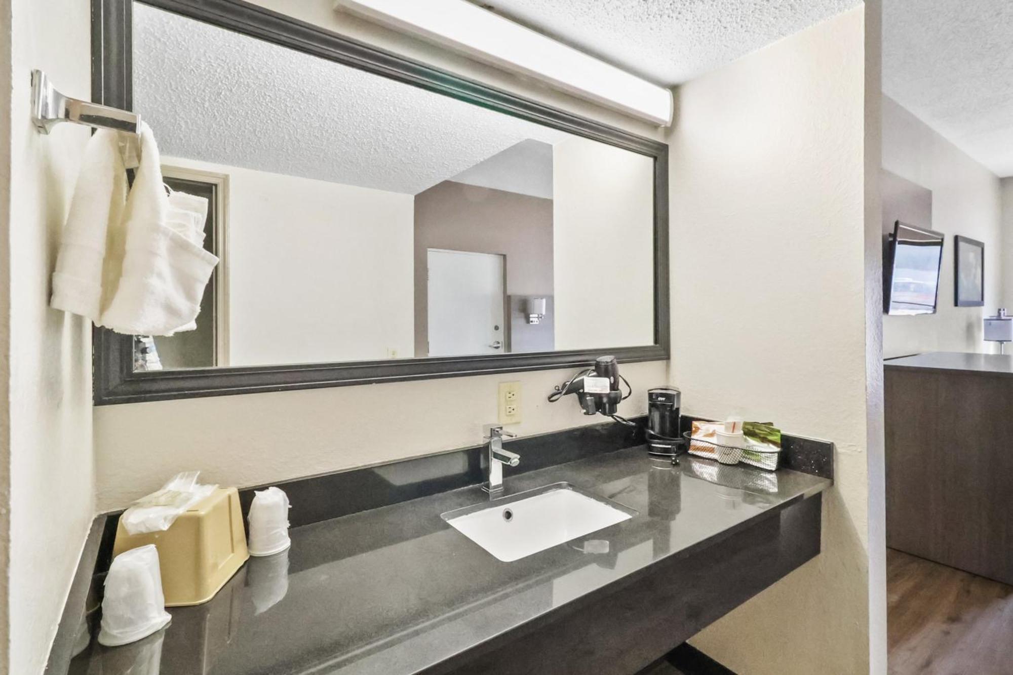 Red Roof Inn & Suites Fayetteville-Fort Bragg Zewnętrze zdjęcie