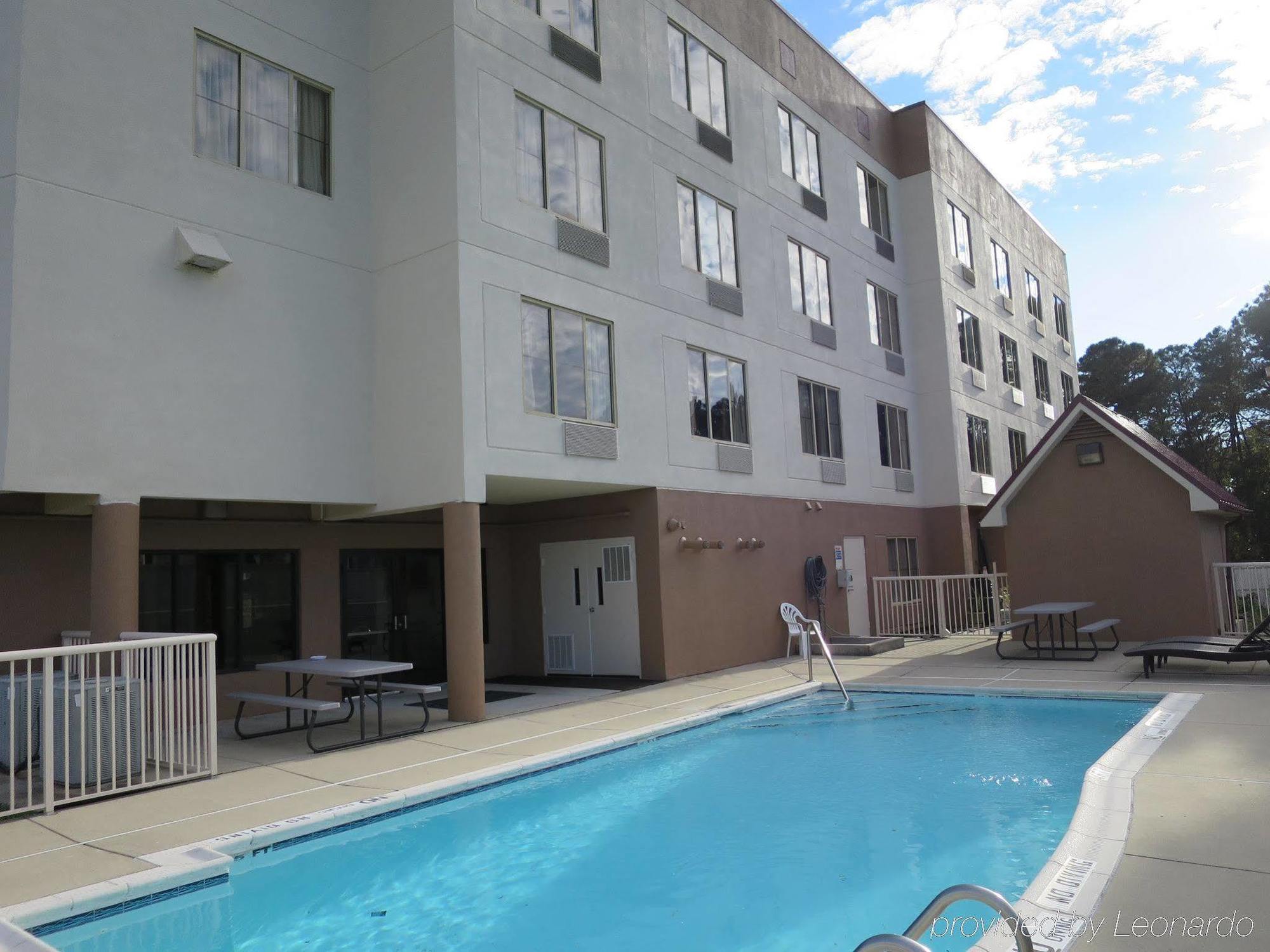Red Roof Inn & Suites Fayetteville-Fort Bragg Zewnętrze zdjęcie